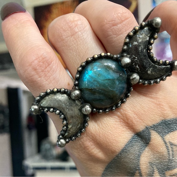 Natural blue iridescent labradorite gemstone triple moon adjustable ring - Picture 4 of 15